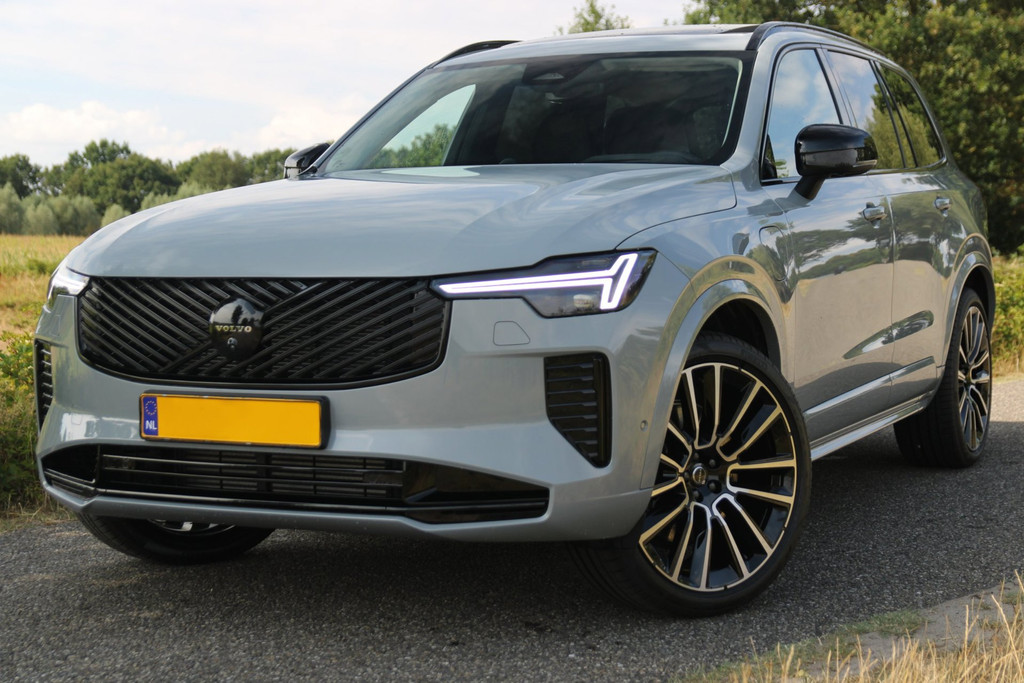 55772727